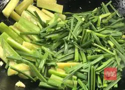 Illustration of how to stir-fry leeks and loofah 5