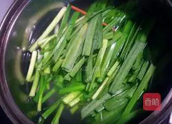 Illustration of how to make cold tofu skin with leeks 5