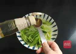 Illustration of how to mix celery and peach kernels 7