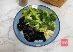 Illustration of how to make fried broccoli with black fungus 1
