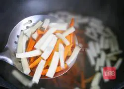 Illustration of how to stir-fry king oyster mushrooms, carrots and celery 5