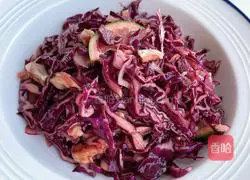 Illustration of how to make purple cabbage shreds 10