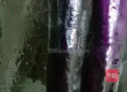 Illustration of how to tear eggplant by hand 1