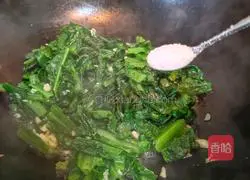 Illustration of how to stir-fry lettuce leaves in olive oil 4