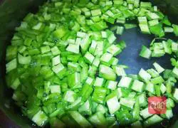 Illustration of how to make bitter melon and scrambled eggs 5