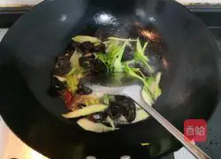  Illustration of how to stir-fry celery, fungus and fungus 15