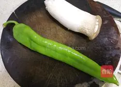 Illustration of how to stir-fry king oyster mushrooms with pepper 1