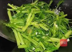 Illustration of how to make stir-fried water spinach 5