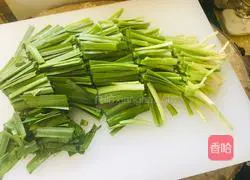 Illustration of how to make stir-fried leeks with tofu skin 2