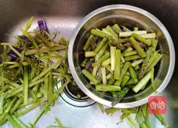 Illustration of how to make fried asparagus and mushrooms 2