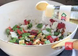 Illustration of how to make stir-fried bitter melon with lotus root 12