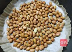 Illustration of how to make salt-baked peanuts 4