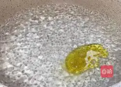 Illustration of how to make fried lotus root slices with pepper and sesame snow peas 4