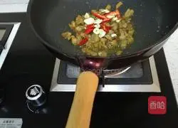 Illustration of how to stir-fry Chinese cabbage with pork dregs 3