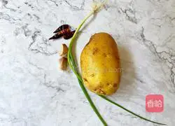 Illustration of how to make potato chips in oyster sauce 1