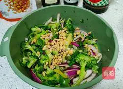 Illustration of how to make broccoli with nuts 5