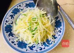 Illustration of how to make green pepper and potato shreds 10