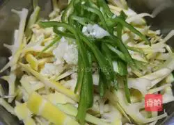 Illustration of how to make cold bamboo shoots 3