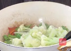 Illustration of how to cook cauliflower with green pepper 8