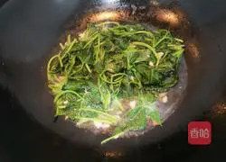 Illustration of how to make garlic sweet potato leaves 8