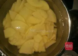 Illustration of how to make fried potato slices with rape 1