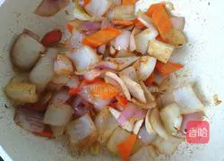 Illustration of how to make soy sauce onions and carrots 9