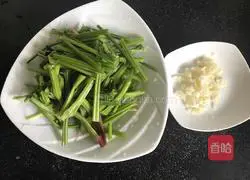 Illustration of how to make garlic spinach stems 1