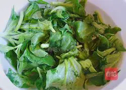 Illustration of how to make iced vegetables with vinegar and minced garlic 1