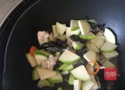 Illustration of how to make fried pork slices with zucchini and black fungus 7