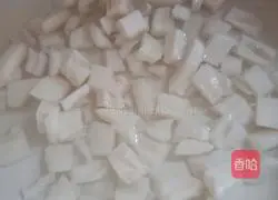 Recipe for spicy stir-fried diced lotus root Illustration 3