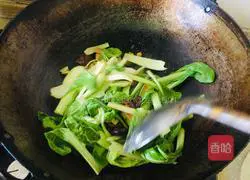 Illustration of how to stir-fry rapeseed with mushrooms 6