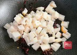 Illustration of how to make spicy lotus root diced 4