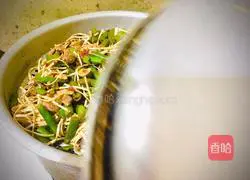 Illustration of how to make steamed braised noodles 15