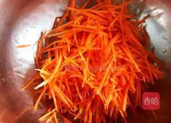 Illustration of how to make cold shredded carrots 1