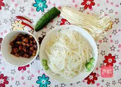 Illustration of how to make cold rice noodles 1