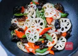 Illustration of how to make lotus pond stir-fry 11