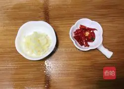 Illustration of how to make shredded zucchini 4