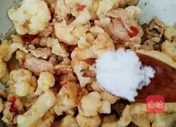 Illustration of how to make stir-fried pork slices with cauliflower 7