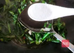 Illustration of how to stir-fry lettuce leaves 6