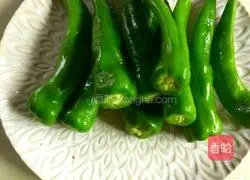Illustration of how to braise hot peppers in oil 1
