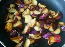 Illustration of how to cook eggplant with potatoes 5