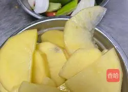 Illustration of how to make dry pot potato slices 1