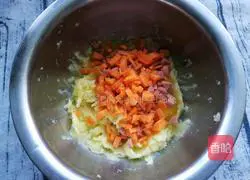 Illustration of how to make onion and potato pancakes 11