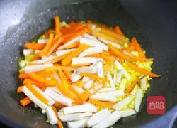 Illustration of how to stir-fry celery with king oyster mushrooms, carrots and celery 8