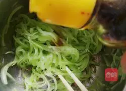 Illustration of how to make shredded cold lettuce 4