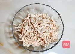 Illustration of how to make hand-shredded chicken breast 2