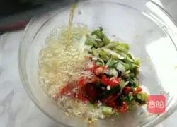 Illustration of how to drizzle king oyster mushrooms with scallion oil 6