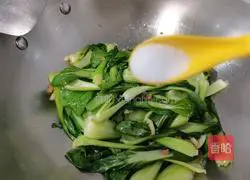 Illustration of how to stir-fry Xiaotang vegetables with lard residue 8