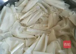 Illustration of how to make cold tofu skin 3