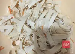 Illustration of how to mix dry silk with soy sauce 12